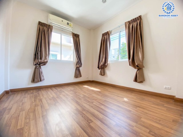 ทาวน์เฮ้าส์มือสองย่านนนทบุรี ม.นนท์ณิชา บางใหญ่2 หลังมุม! เนื้อที่มากถึง 38.4 ตร.ว. ฟังก์ชัน 3 ห้องนอน 2 ห้องน้ำ 1 ที่จอดรถ บนทำเลแห่งการเดินทาง เชื่อมต่อถ.กาญจนาภิเษก, ถ.รัตนาธิเบศก ใกล้รถไฟฟ้าสายสีม่วง "สถานีตลาดบางใหญ่" และทางด่วน "ศรีรัช"